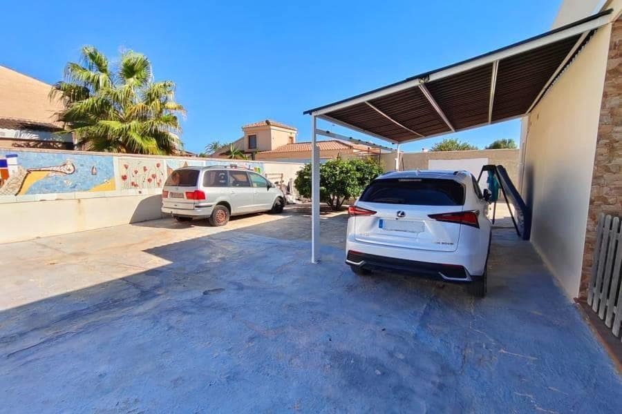 Chalet de 3 habitaciones en Torrevieja en venta con piscina garaje - 430.000 € (Ref: 10162208)