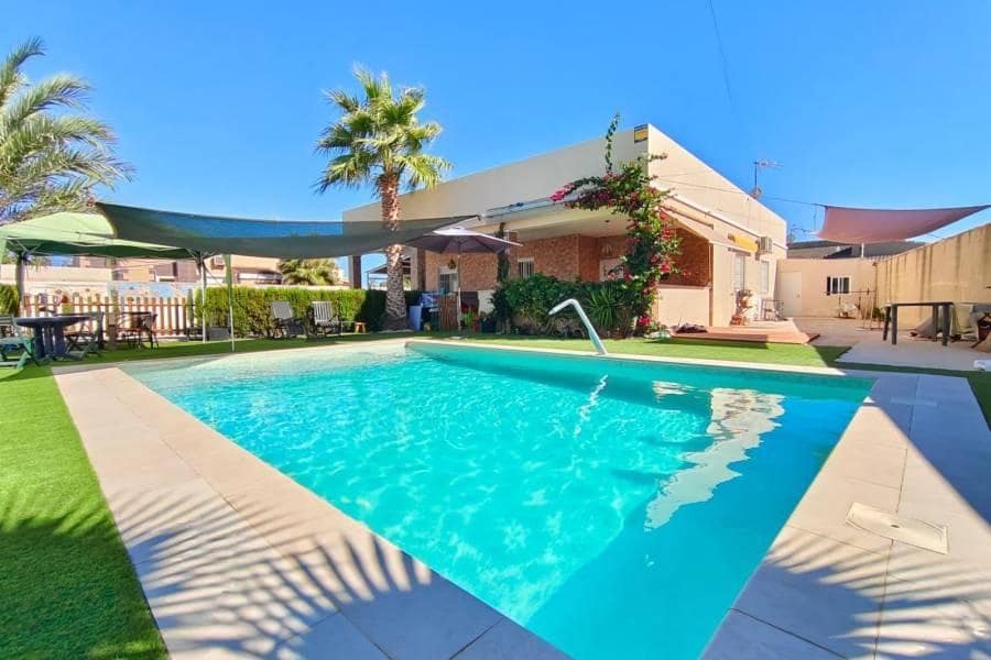 Chalet de 3 habitaciones en Torrevieja en venta con piscina garaje - 430.000 € (Ref: 10162208)