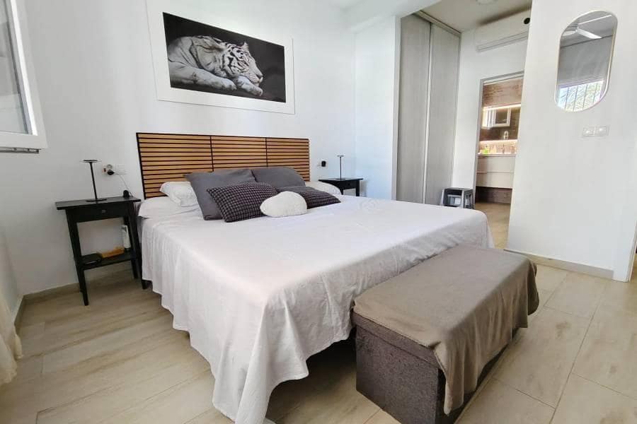 Chalet de 3 habitaciones en Torrevieja en venta con piscina garaje - 430.000 € (Ref: 10162208)
