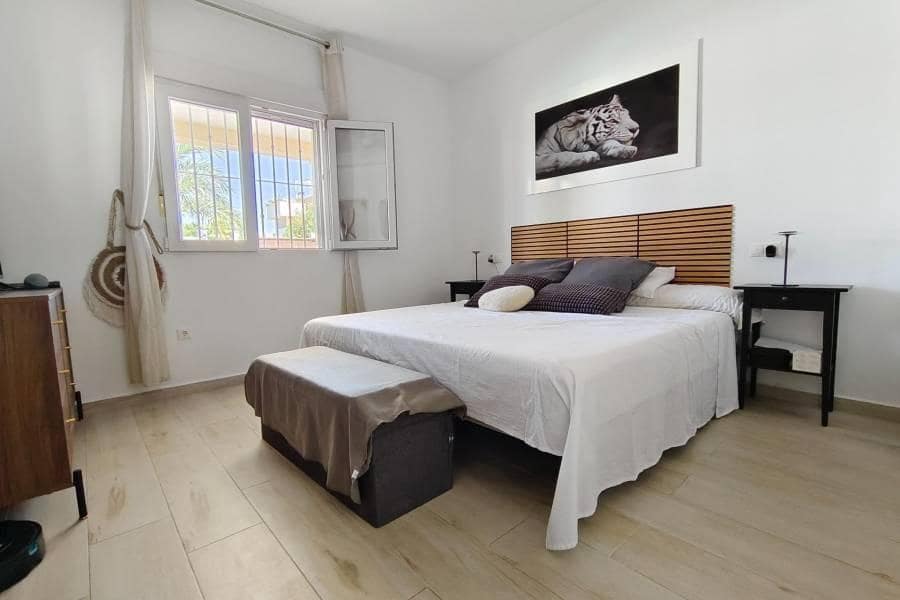 Chalet de 3 habitaciones en Torrevieja en venta con piscina garaje - 430.000 € (Ref: 10162208)