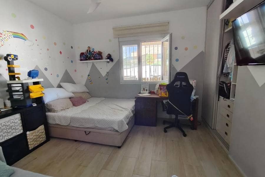 Chalet de 3 habitaciones en Torrevieja en venta con piscina garaje - 430.000 € (Ref: 10162208)