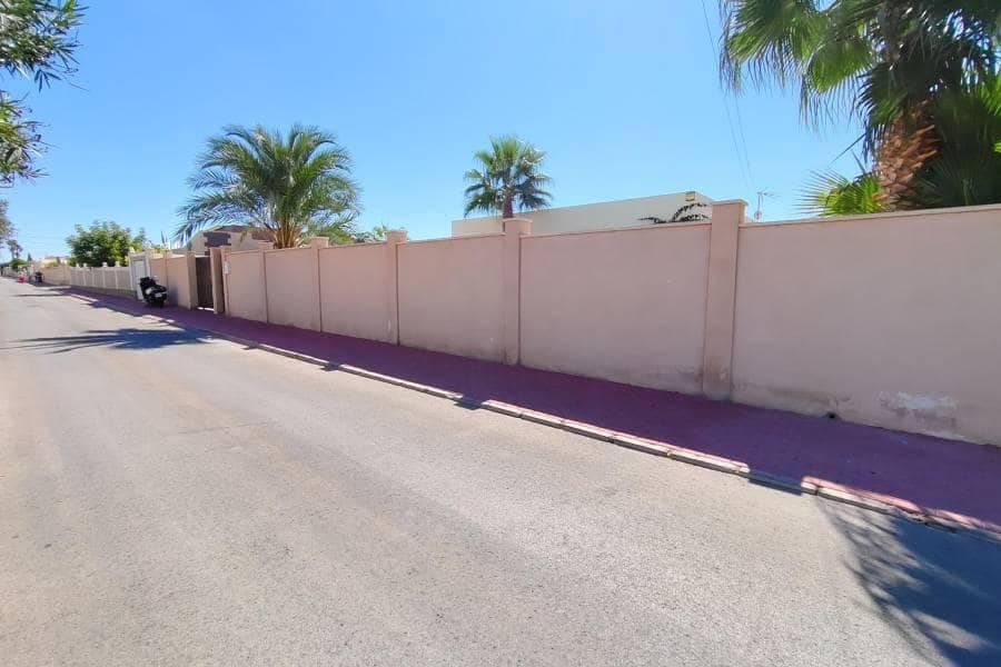 Chalet de 3 habitaciones en Torrevieja en venta con piscina garaje - 430.000 € (Ref: 10162208)