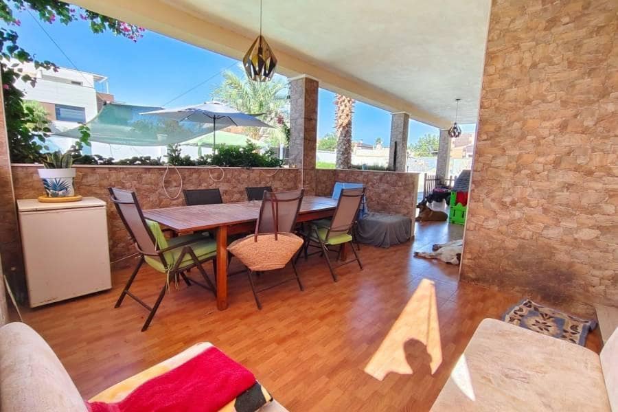 Chalet de 3 habitaciones en Torrevieja en venta con piscina garaje - 430.000 € (Ref: 10162208)