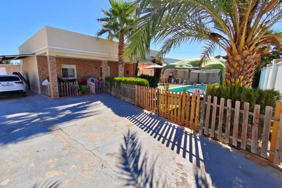 Chalet de 3 habitaciones en Torrevieja en venta con piscina garaje - 430.000 € (Ref: 10162208)