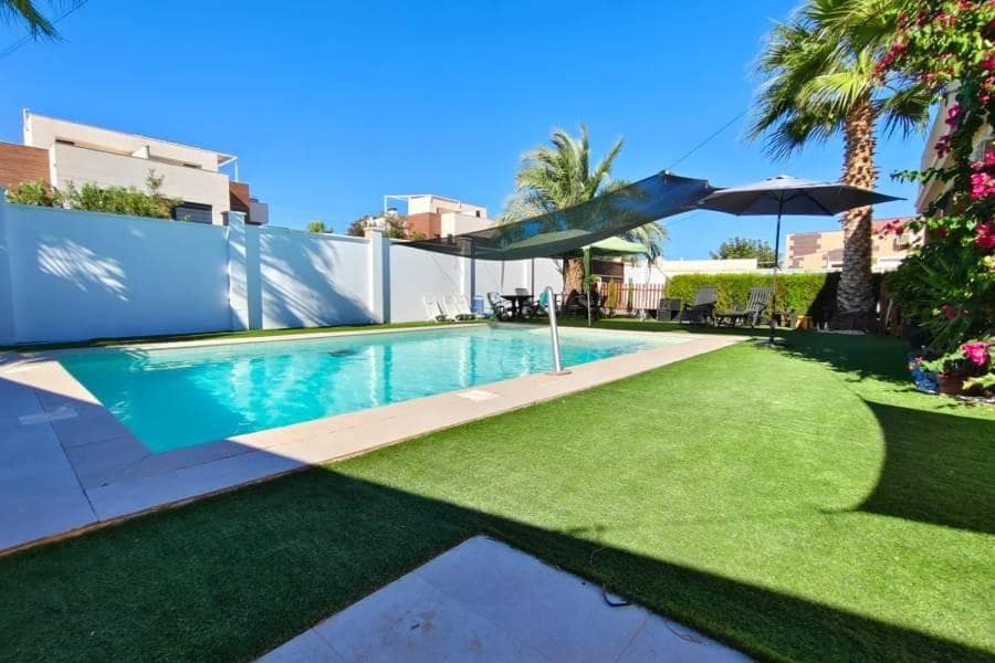 Chalet de 3 habitaciones en Torrevieja en venta con piscina garaje - 430.000 € (Ref: 10162208)