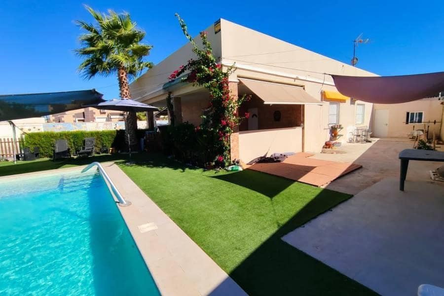Chalet de 3 habitaciones en Torrevieja en venta con piscina garaje - 430.000 € (Ref: 10162208)