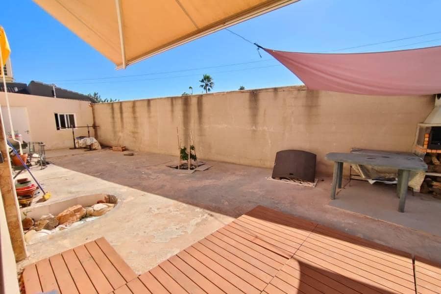 Chalet de 3 habitaciones en Torrevieja en venta con piscina garaje - 430.000 € (Ref: 10162208)