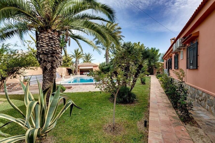 5 bedroom Villa for sale in La Siesta with pool garage - € 850,000 (Ref: 10166297)