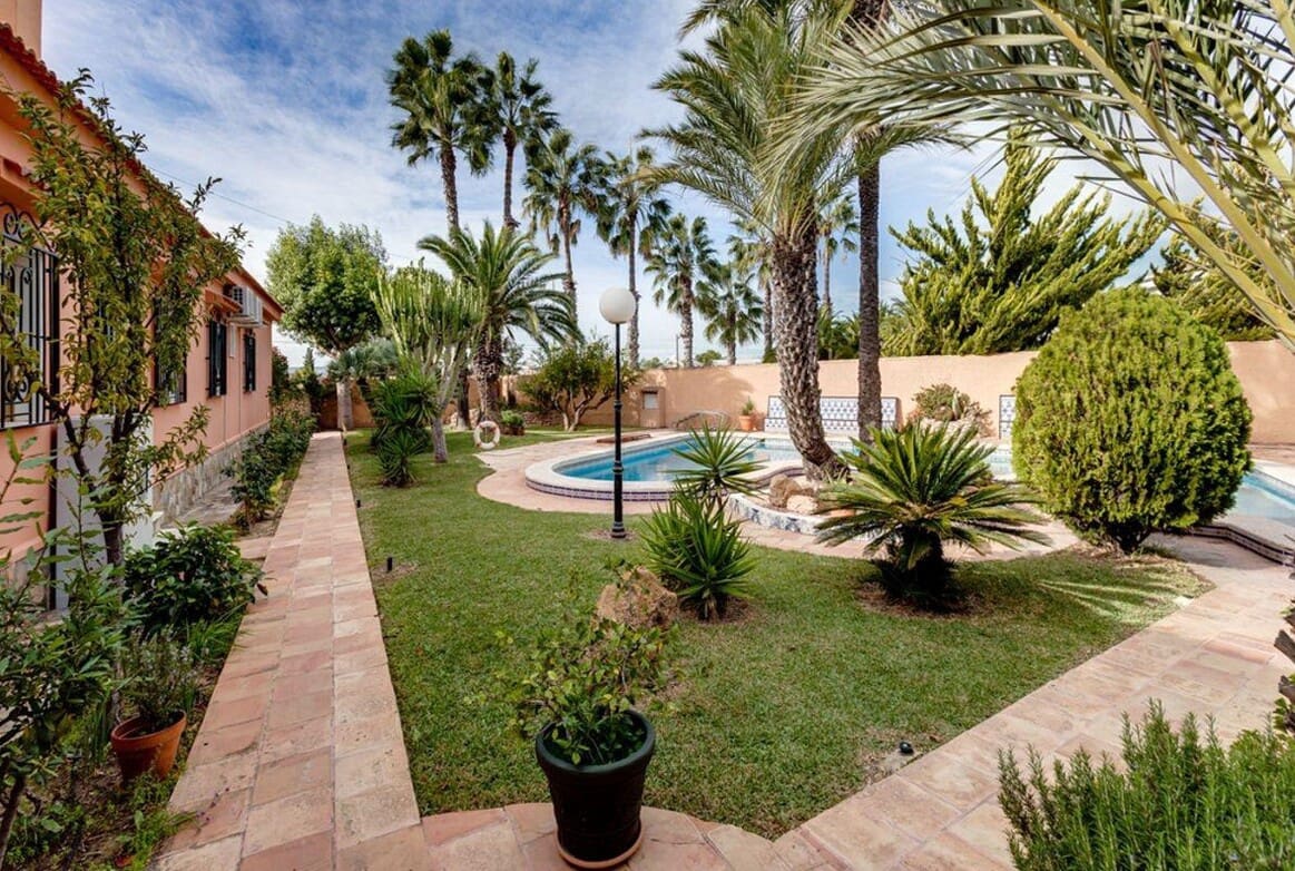 5 bedroom Villa for sale in La Siesta with pool garage - € 850,000 (Ref: 10166297)
