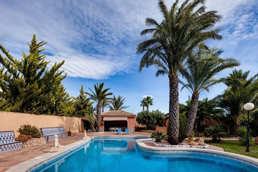 5 bedroom Villa for sale in La Siesta with pool garage - € 850,000 (Ref: 10166297)