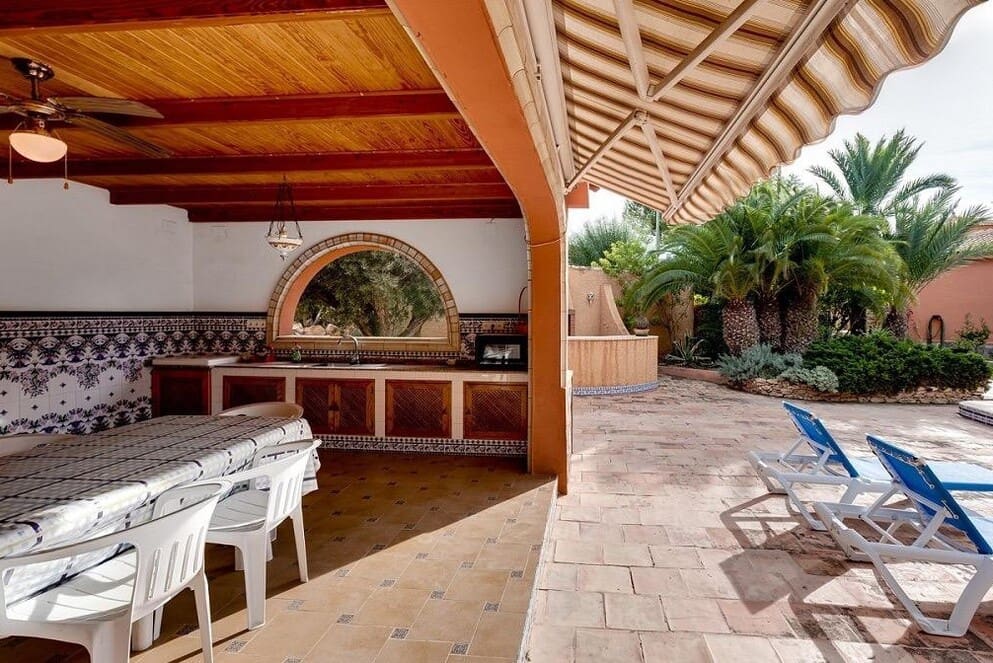 5 bedroom Villa for sale in La Siesta with pool garage - € 850,000 (Ref: 10166297)