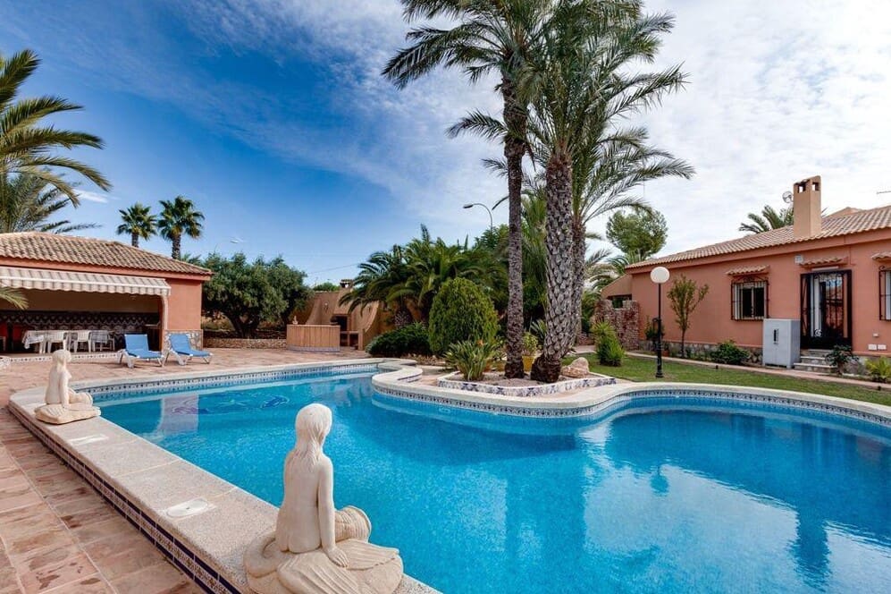5 bedroom Villa for sale in La Siesta with pool garage - € 850,000 (Ref: 10166297)