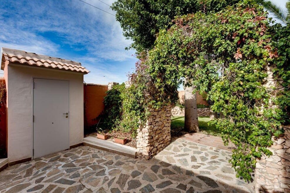 5 bedroom Villa for sale in La Siesta with pool garage - € 850,000 (Ref: 10166297)