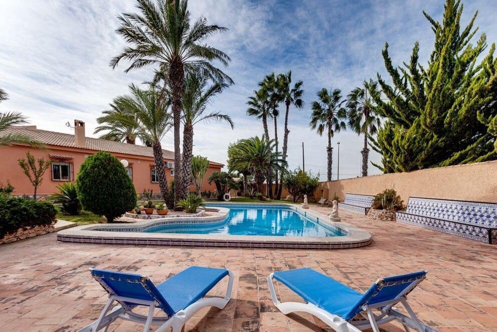5 bedroom Villa for sale in La Siesta with pool garage - € 850,000 (Ref: 10166297)