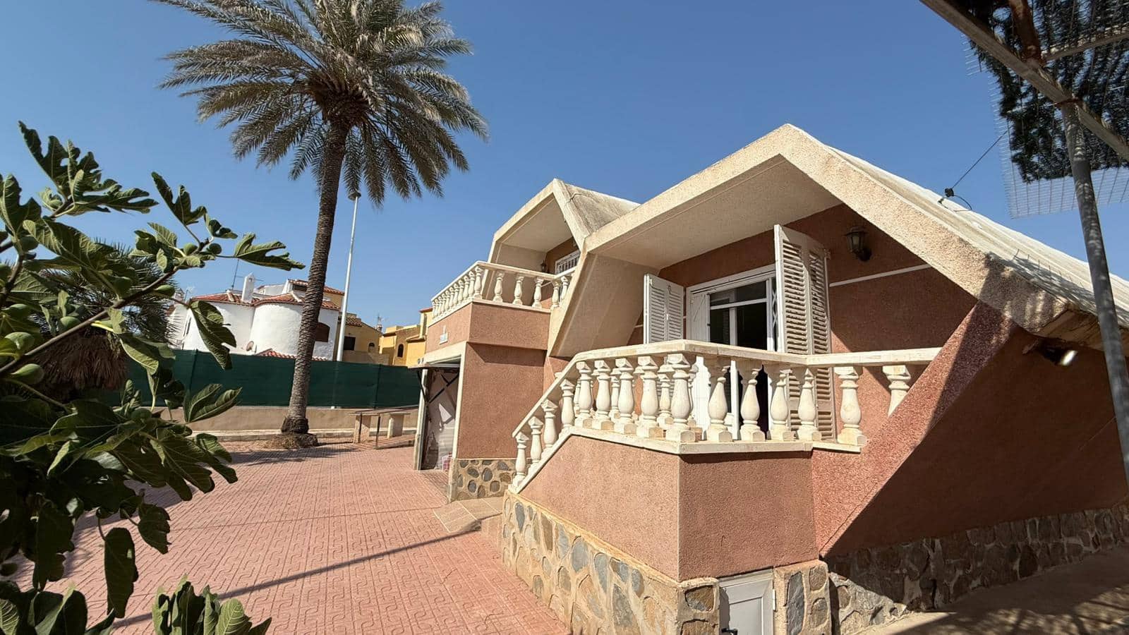 3 makuuhuone Huvila myytävänä paikassa Torrevieja mukana uima-altaan 
autotalli - 490 500 € (Ref: 10168381)