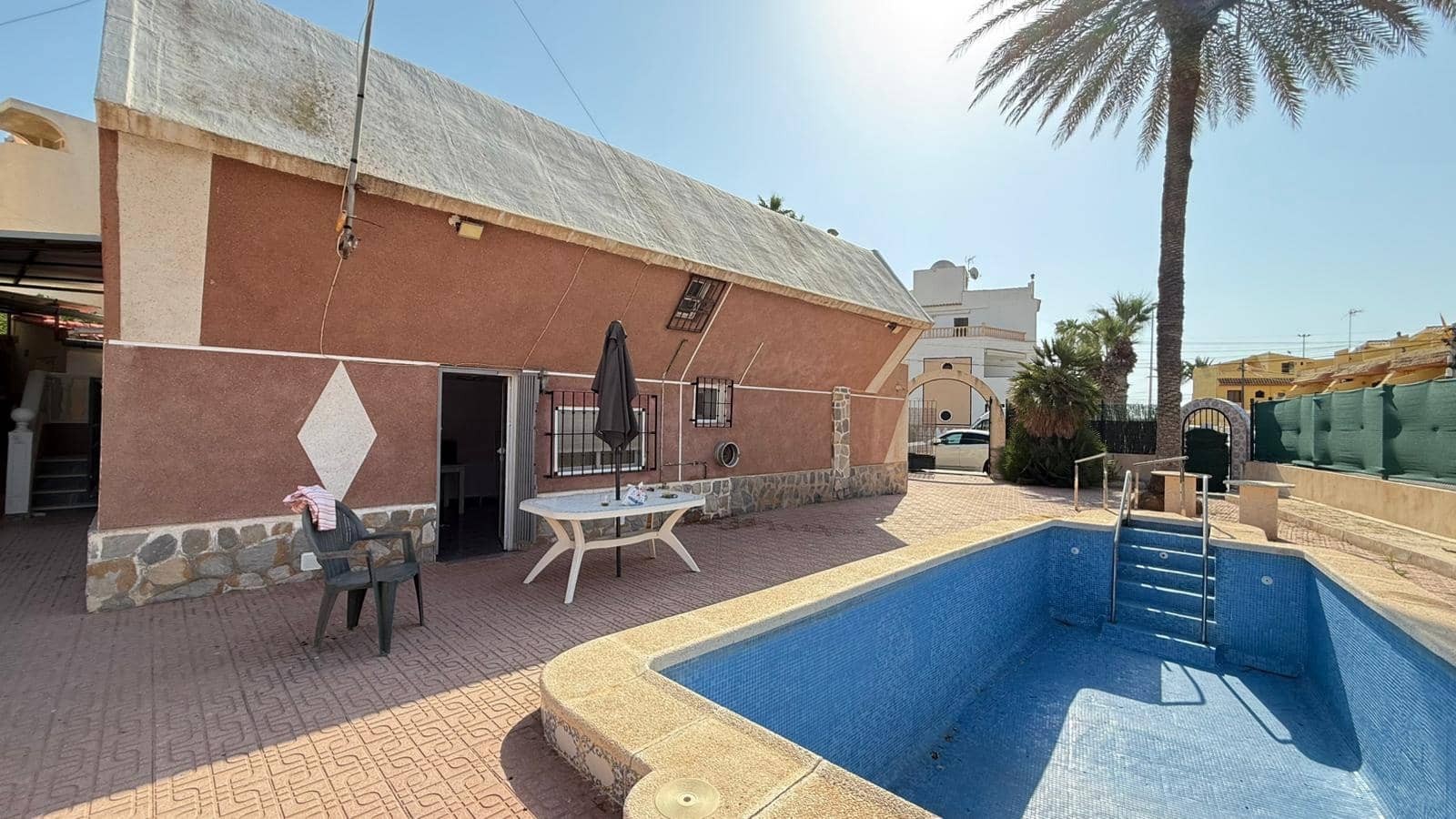 3 makuuhuone Huvila myytävänä paikassa Torrevieja mukana uima-altaan 
autotalli - 490 500 € (Ref: 10168381)