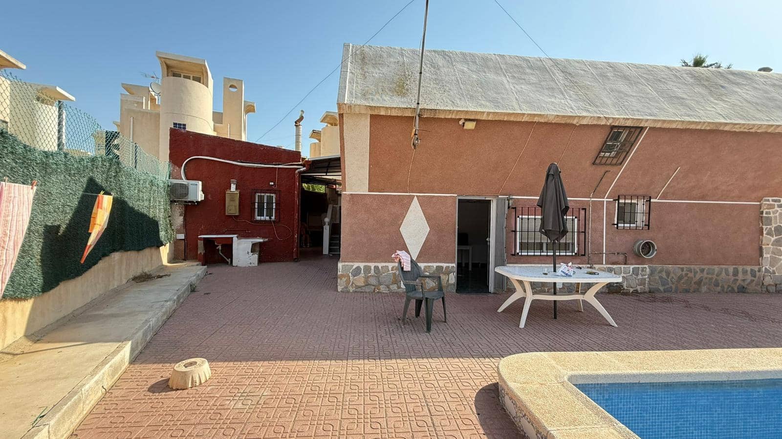 3 makuuhuone Huvila myytävänä paikassa Torrevieja mukana uima-altaan 
autotalli - 490 500 € (Ref: 10168381)