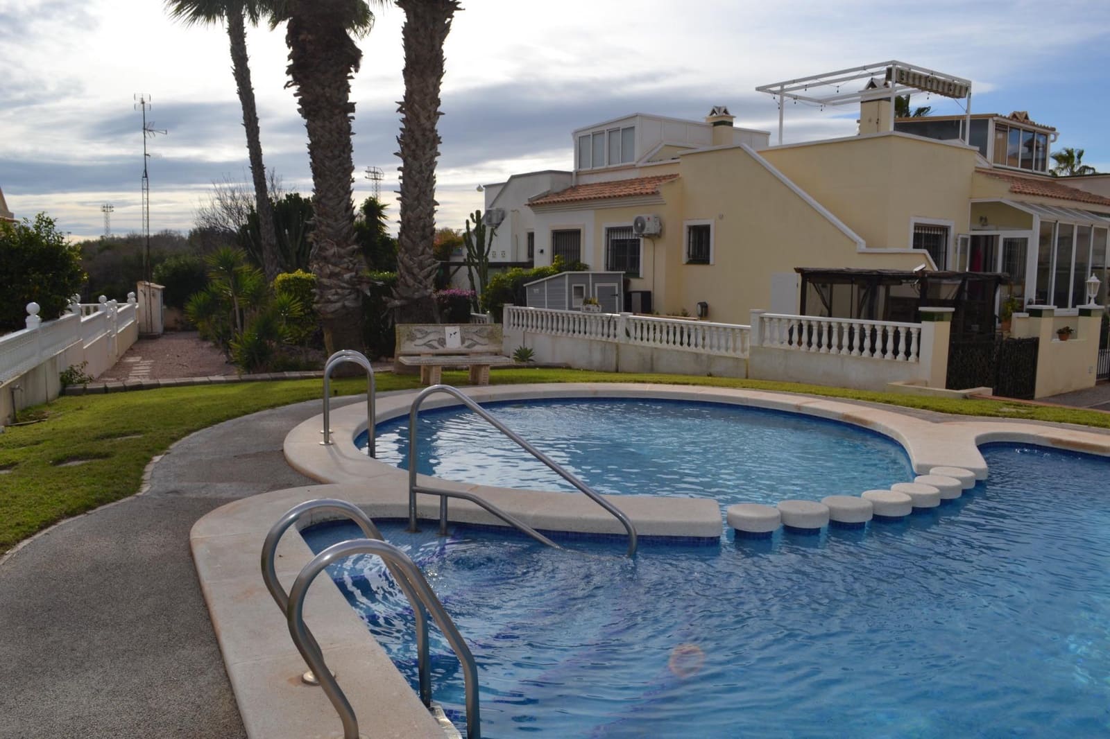 3 soverom Kjedet enebolig til salgs i La Zenia med svømmebasseng garasje - € 269 950 (Ref: 10171186)