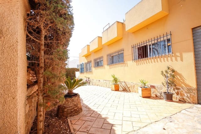 3 makuuhuone Huvila myytävänä paikassa Puerto Deportivo, Torrevieja mukana uima-altaan 
autotalli - 510 000 € (Ref: 10172490)