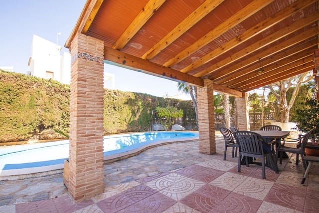 3 makuuhuone Huvila myytävänä paikassa Puerto Deportivo, Torrevieja mukana uima-altaan 
autotalli - 510 000 € (Ref: 10172490)