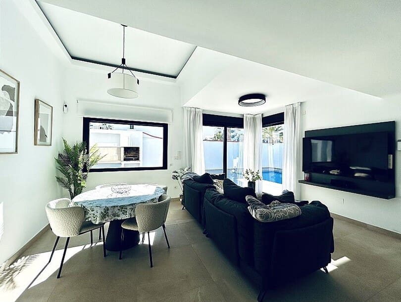 Chalet de 3 habitaciones en Guardamar del Segura en venta con piscina garaje - 580.000 € (Ref: 10172500)