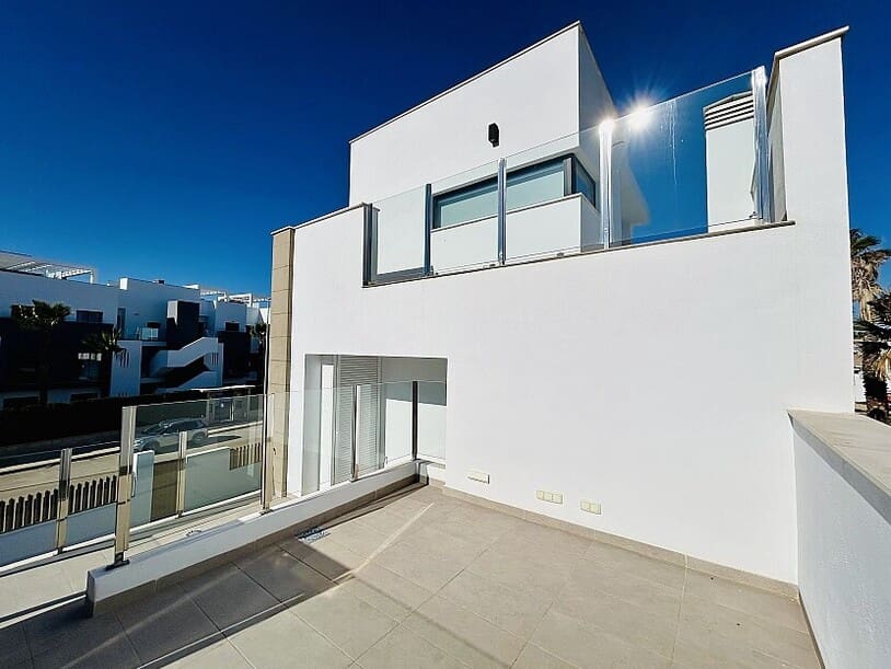 Chalet de 3 habitaciones en Guardamar del Segura en venta con piscina garaje - 580.000 € (Ref: 10172500)