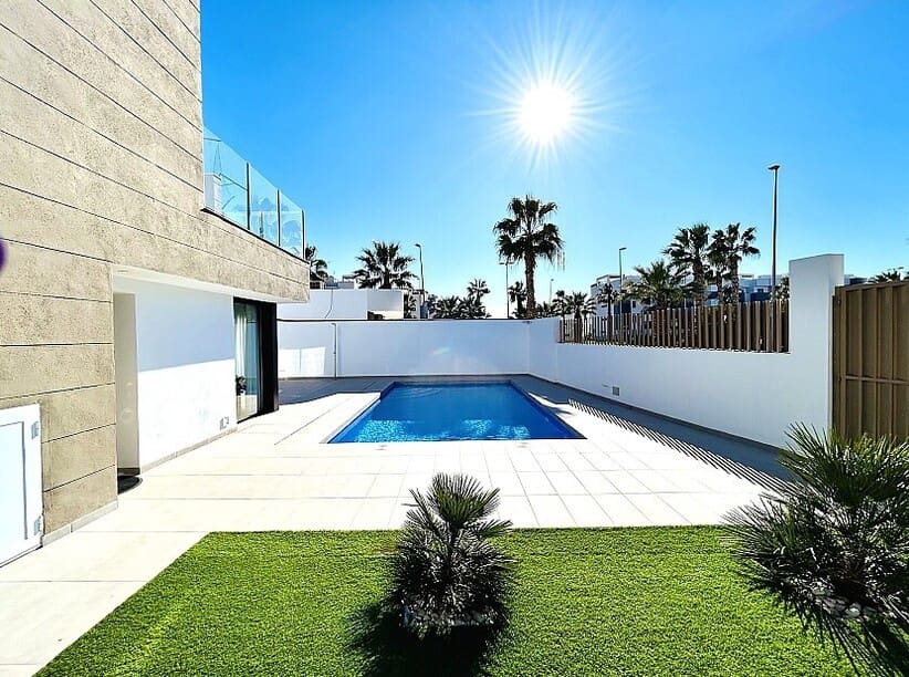 Chalet de 3 habitaciones en Guardamar del Segura en venta con piscina garaje - 580.000 € (Ref: 10172500)