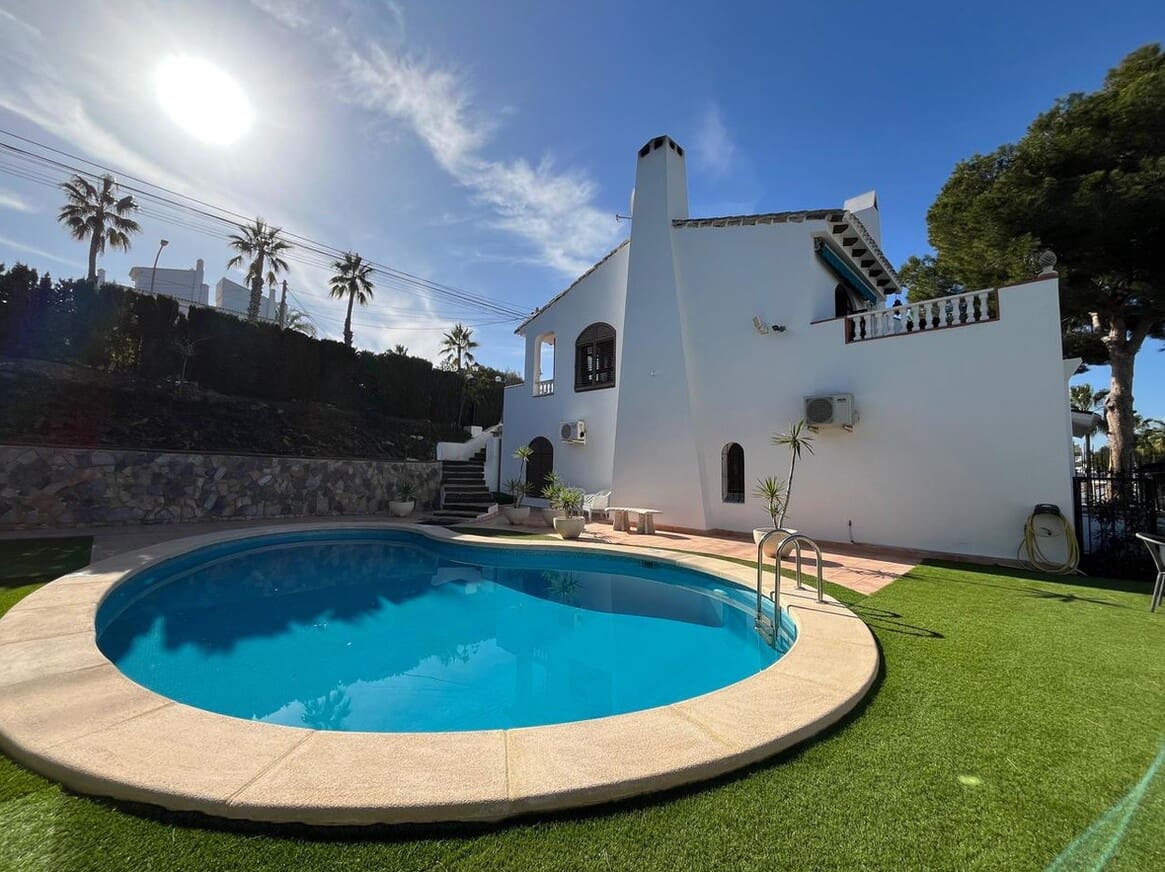 4 soveværelse Villa til salg i Orihuela Costa med swimmingpool garage - € 750.000 (Ref: 10172523)