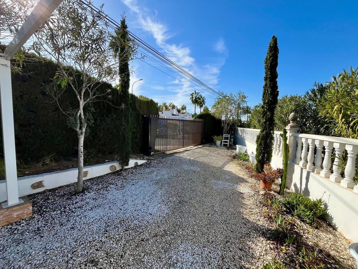 4 soveværelse Villa til salg i Orihuela Costa med swimmingpool garage - € 750.000 (Ref: 10172523)