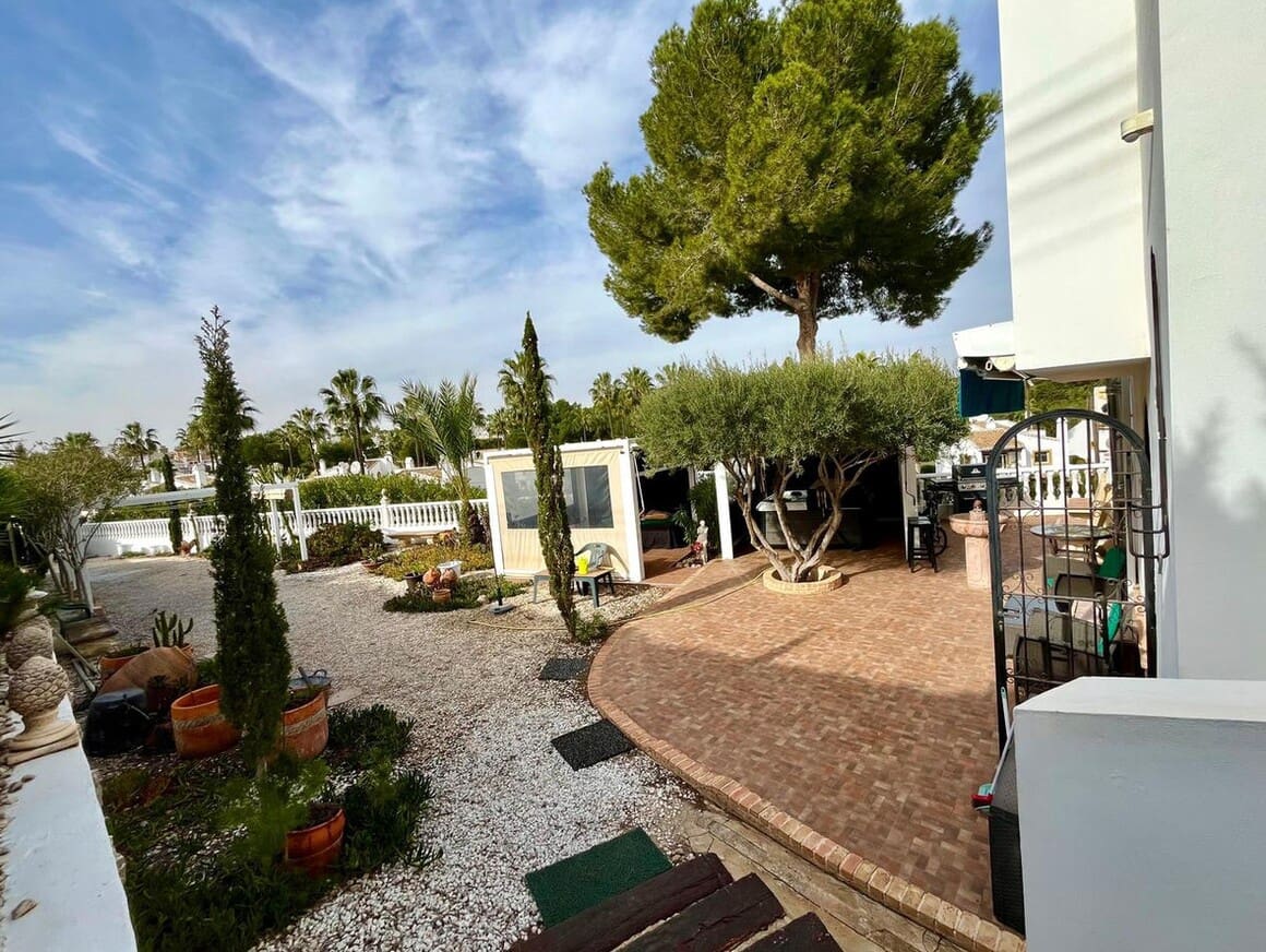 4 soveværelse Villa til salg i Orihuela Costa med swimmingpool garage - € 750.000 (Ref: 10172523)