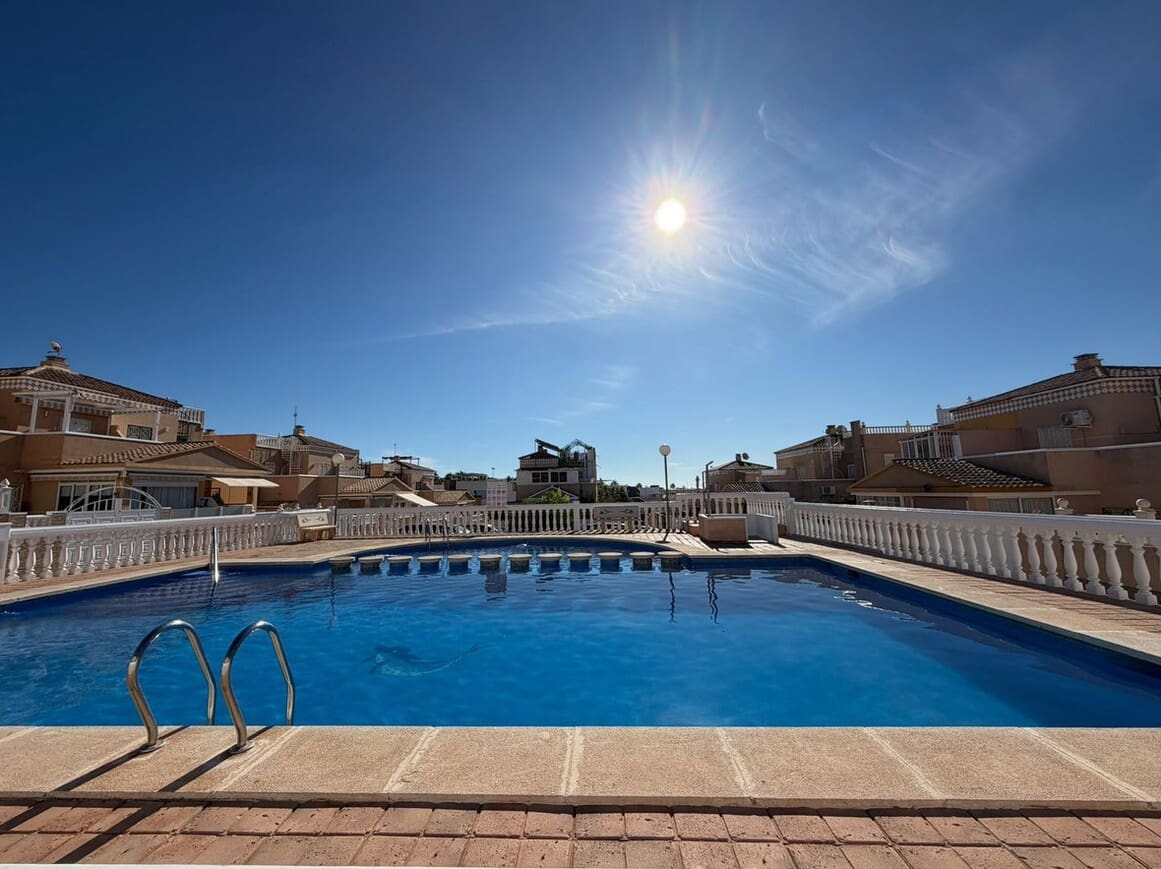 2 soveværelse Lejlighed til salg i Torrevieja med swimmingpool - € 199.000 (Ref: 10172530)