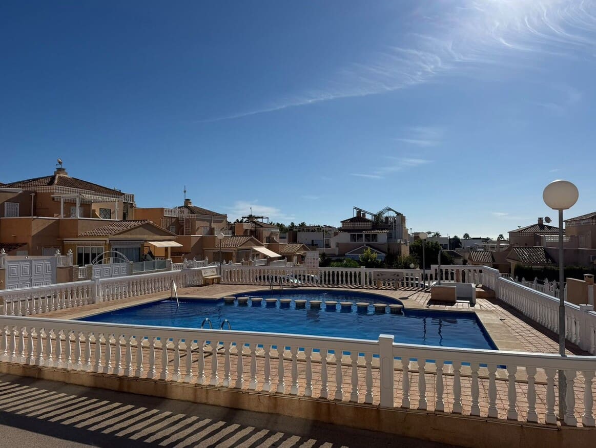 2 soveværelse Lejlighed til salg i Torrevieja med swimmingpool - € 199.000 (Ref: 10172530)