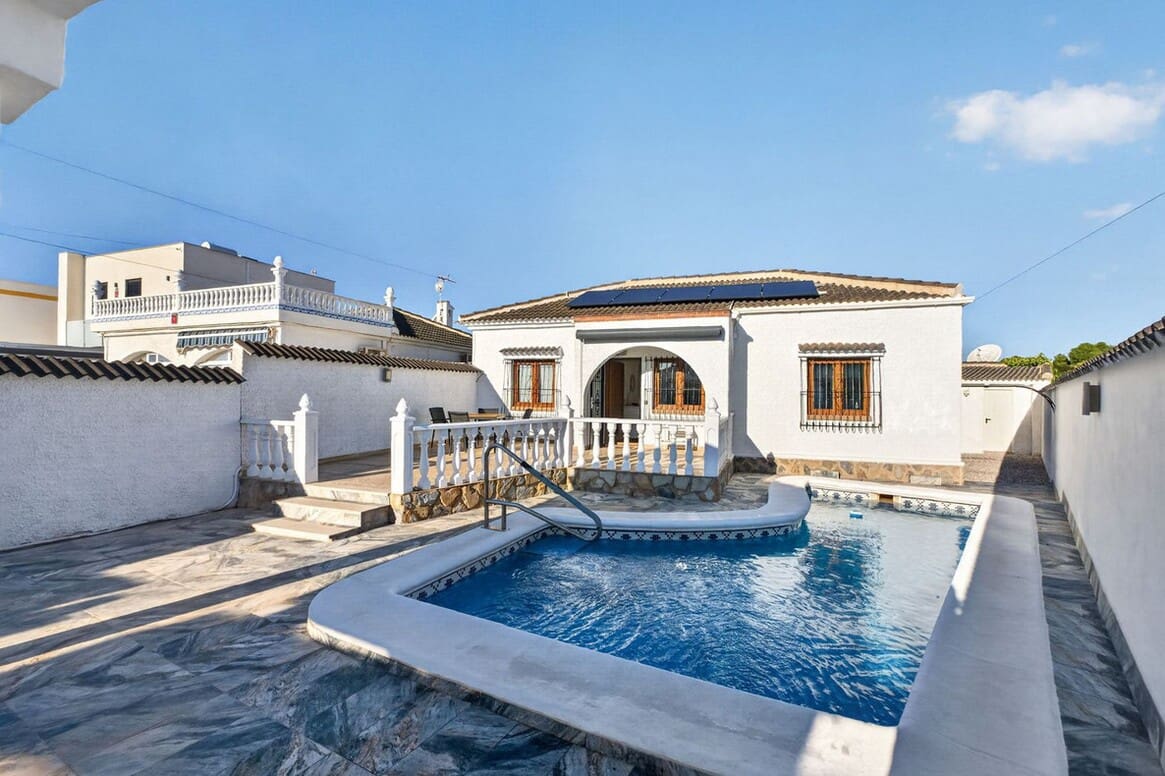 3 soveværelse Villa til salg i Torrevieja med swimmingpool - € 349.000 (Ref: 10172531)