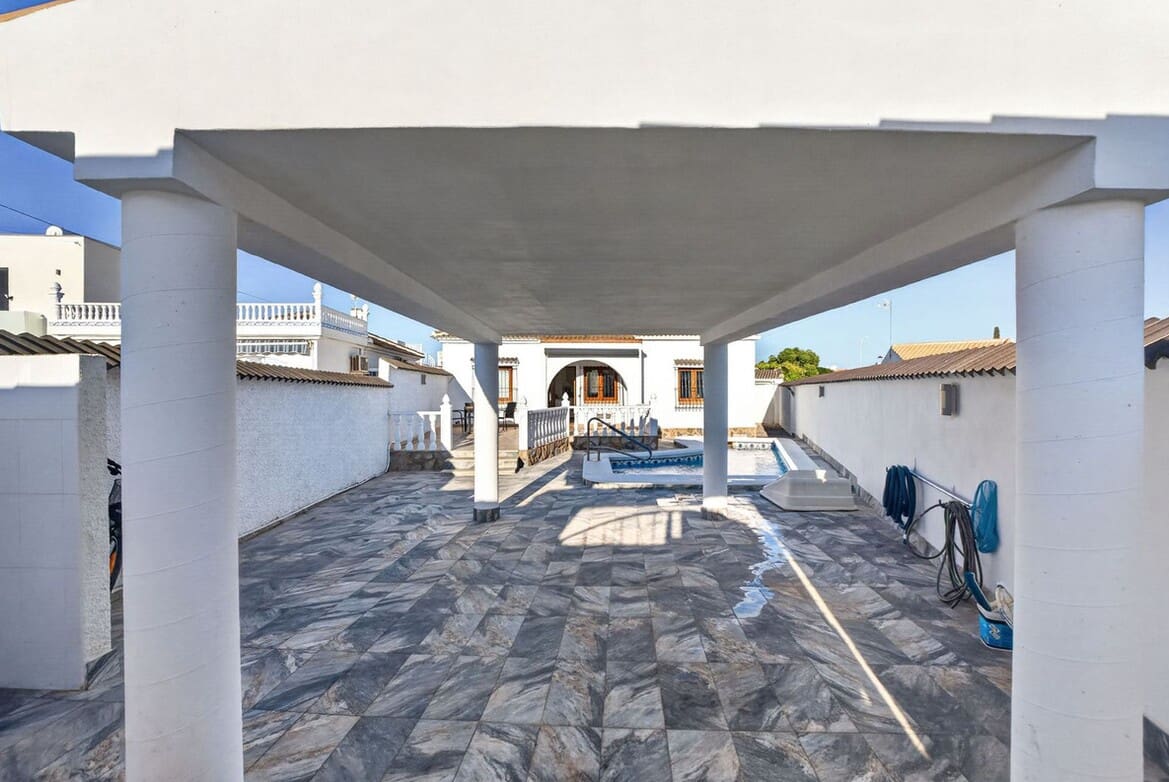 3 soveværelse Villa til salg i Torrevieja med swimmingpool - € 349.000 (Ref: 10172531)