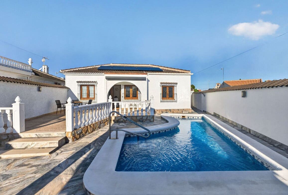 3 soveværelse Villa til salg i Torrevieja med swimmingpool - € 349.000 (Ref: 10172531)