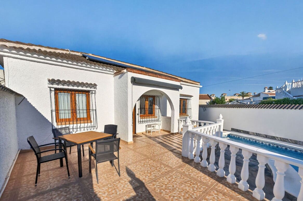 3 soveværelse Villa til salg i Torrevieja med swimmingpool - € 349.000 (Ref: 10172531)