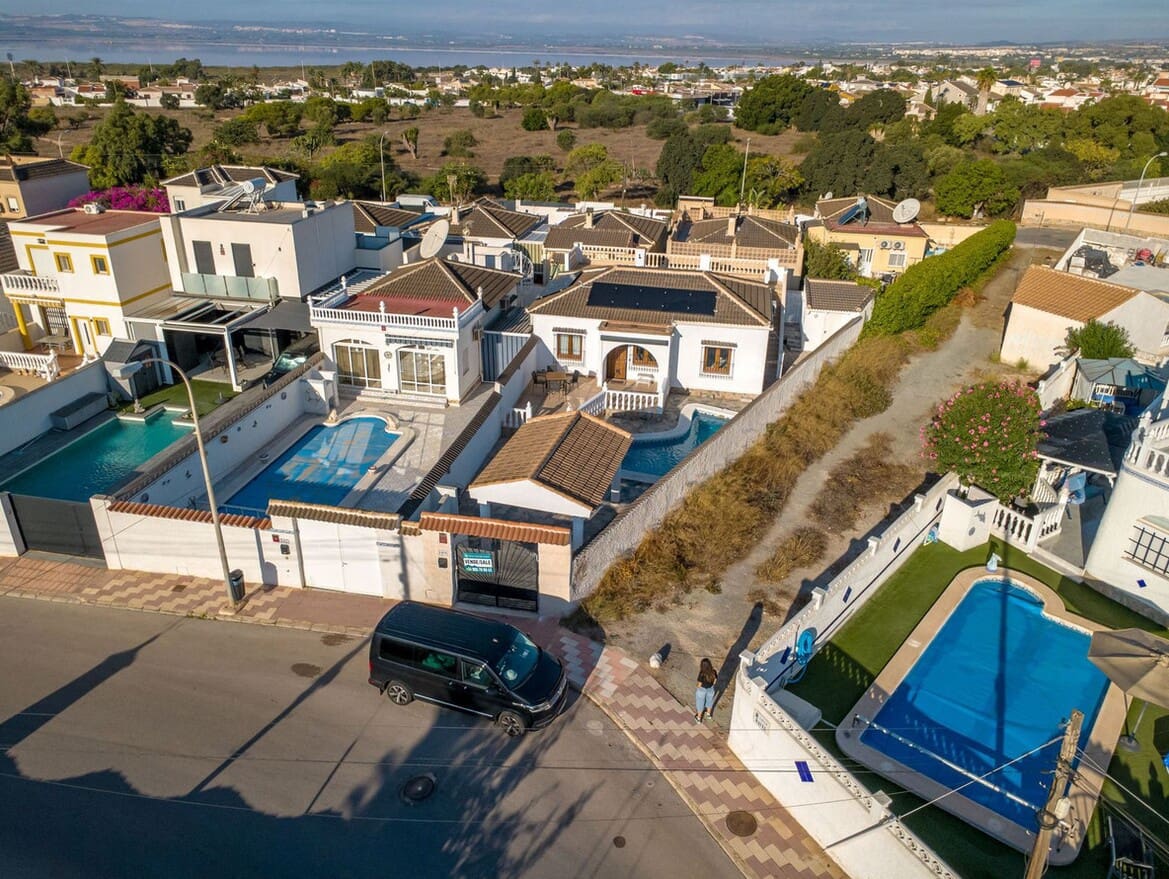 3 soveværelse Villa til salg i Torrevieja med swimmingpool - € 349.000 (Ref: 10172531)