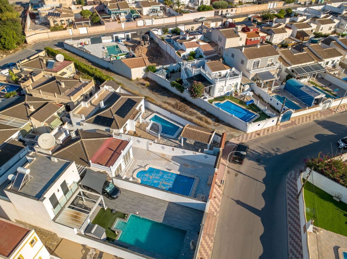 3 soveværelse Villa til salg i Torrevieja med swimmingpool - € 349.000 (Ref: 10172531)