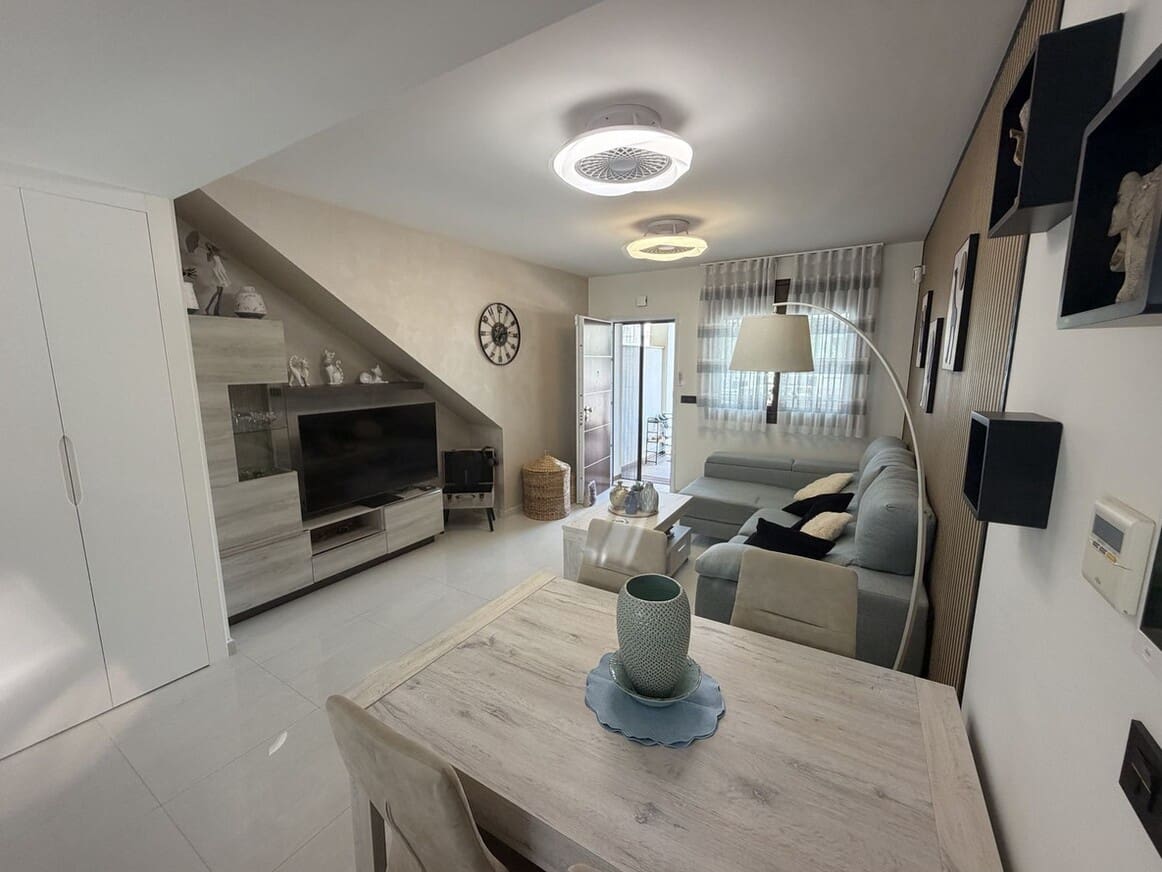 2 soverom Leilighet til salgs i Los Balcones med svømmebasseng garasje - € 285 000 (Ref: 10172539)