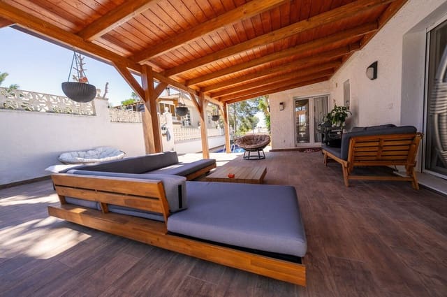 4 soverom Villa til salgs i Pinar de Campoverde, Pilar de la Horadada med svømmebasseng garasje - € 395 000 (Ref: 10172549)