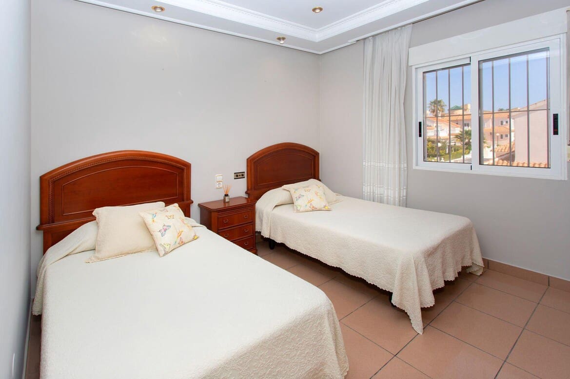 4 slaapkamer Villa te koop in Torrevieja met zwembad garage - € 525.000 (Ref: 10172550)