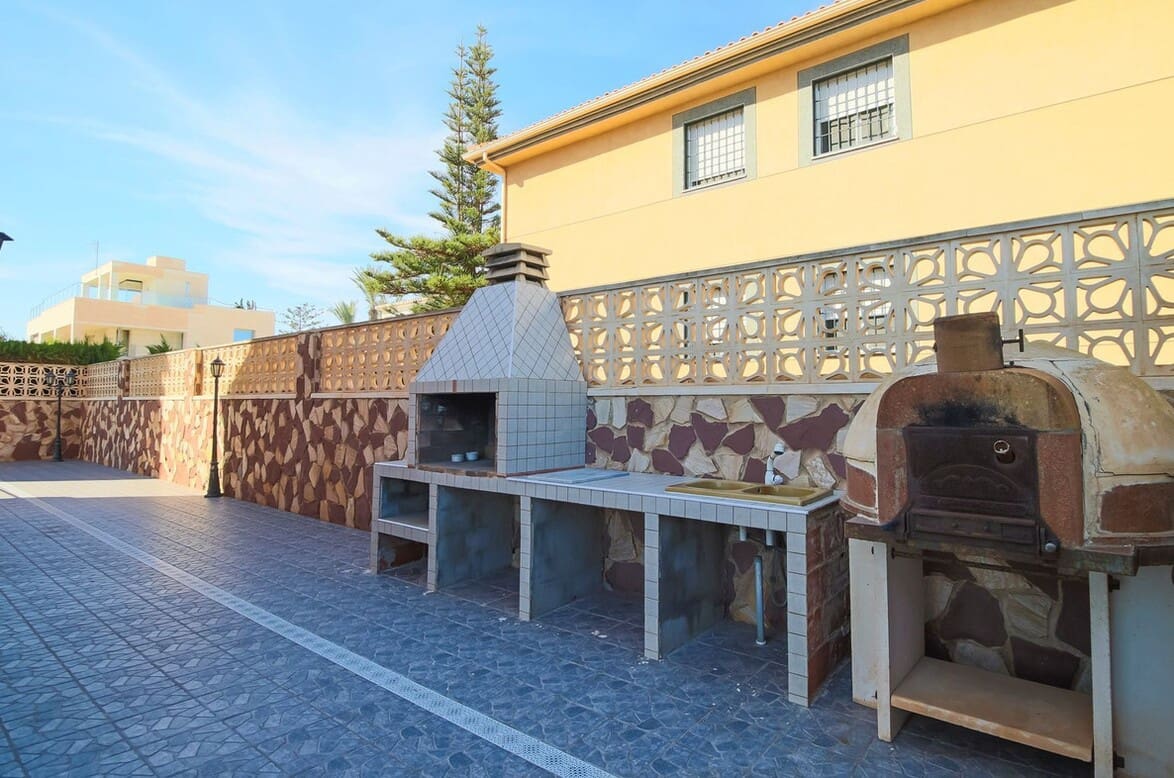 4 soverom Villa til salgs i Orihuela Costa med svømmebasseng garasje - € 1 199 000 (Ref: 10172551)