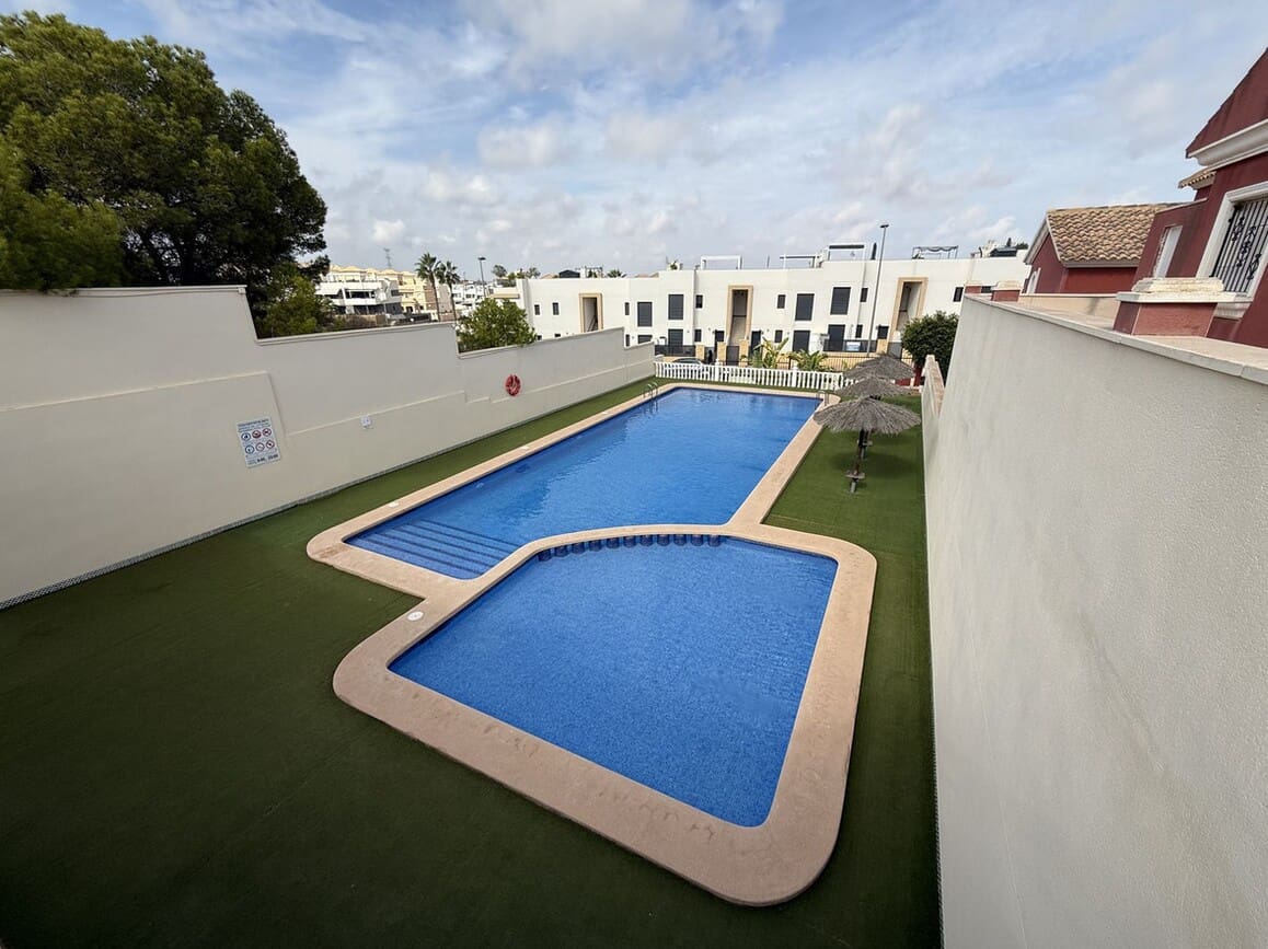 3 soveværelse Villa til salg i Orihuela Costa med swimmingpool garage - € 264.900 (Ref: 10172572)