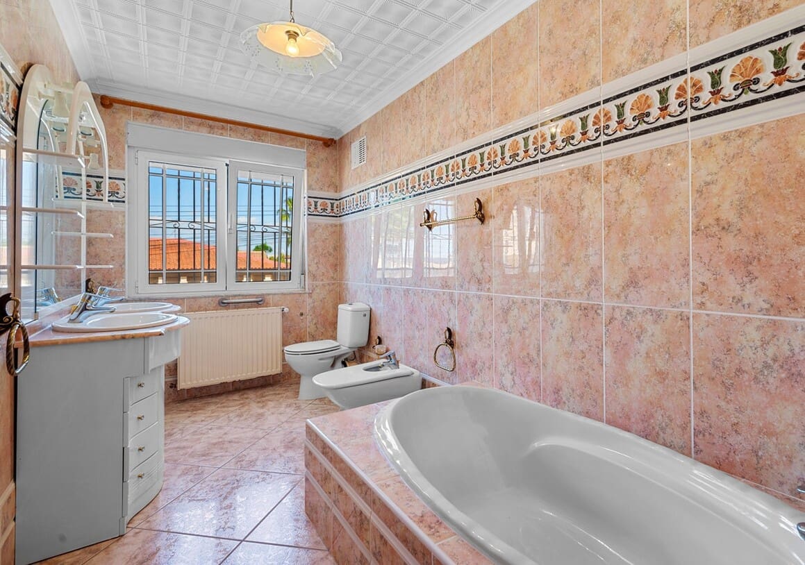 Casa de 7 habitaciones en Rojales en venta con piscina garaje - 649.000 € (Ref: 10172580)