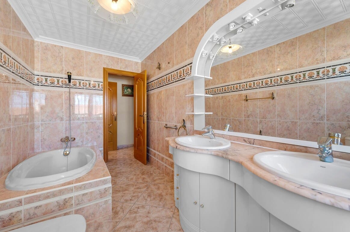 Casa de 7 habitaciones en Rojales en venta con piscina garaje - 649.000 € (Ref: 10172580)