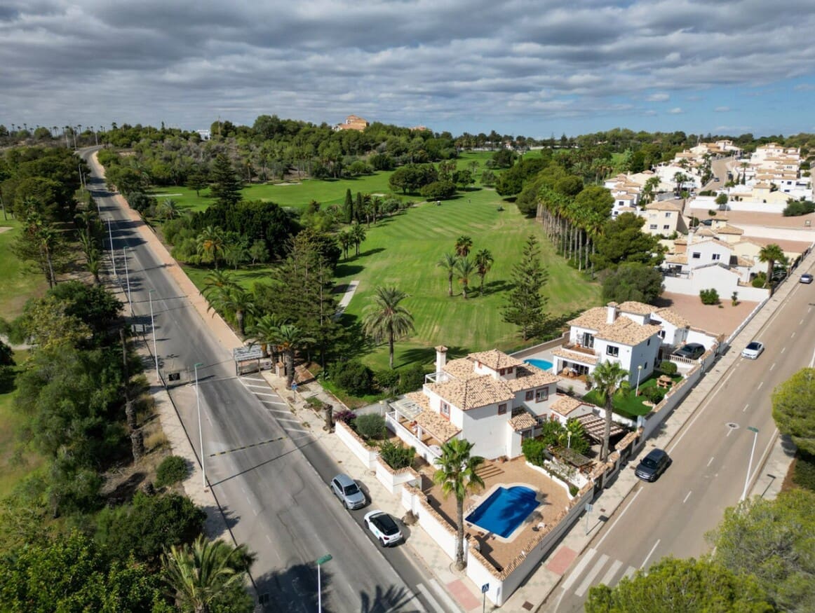 4 sovrum Villa till salu i Orihuela Costa med pool garage - 799 900 € (Ref: 10172588)
