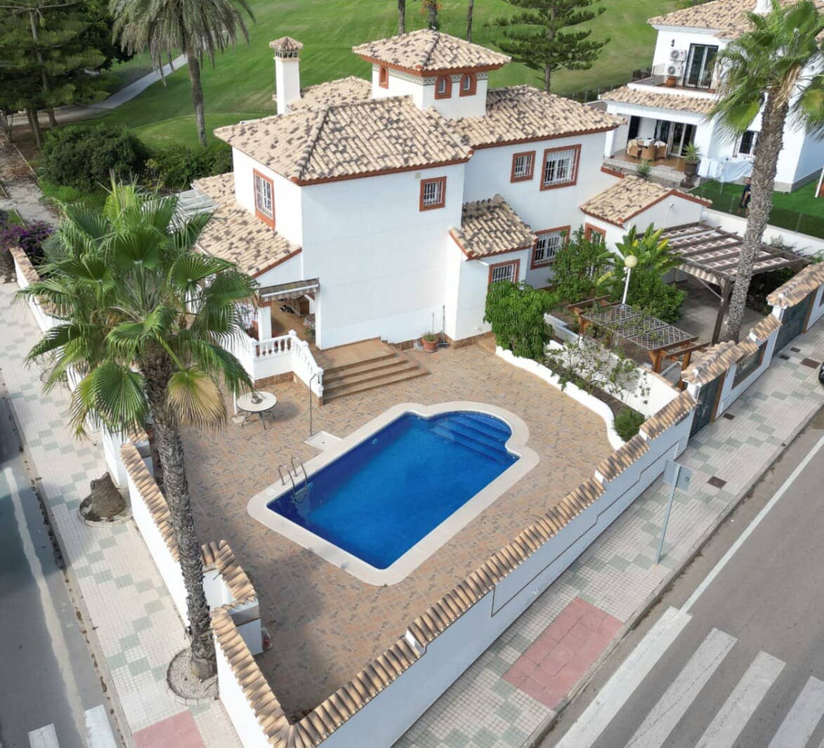4 sovrum Villa till salu i Orihuela Costa med pool garage - 799 900 € (Ref: 10172588)