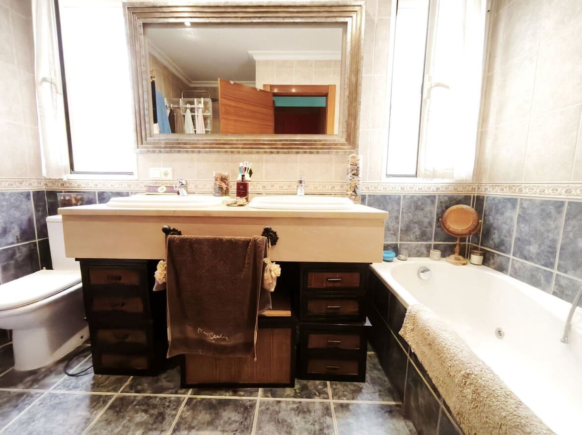 4 Zimmer Villa zu verkaufen in Alicante / Alacant Stadt mit Pool Garage - 950.000 € (Ref: 10172589)