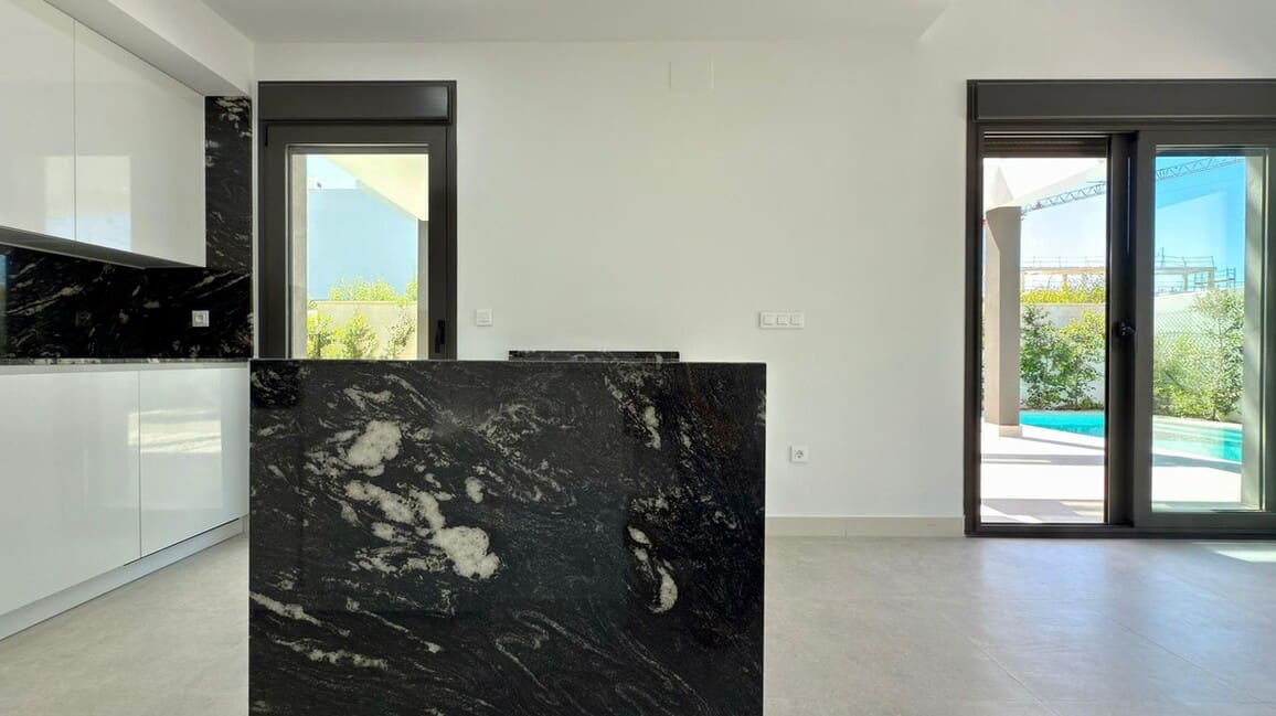 4 soverom Villa til salgs i Alicante by med svømmebasseng garasje - € 830 000 (Ref: 10172590)
