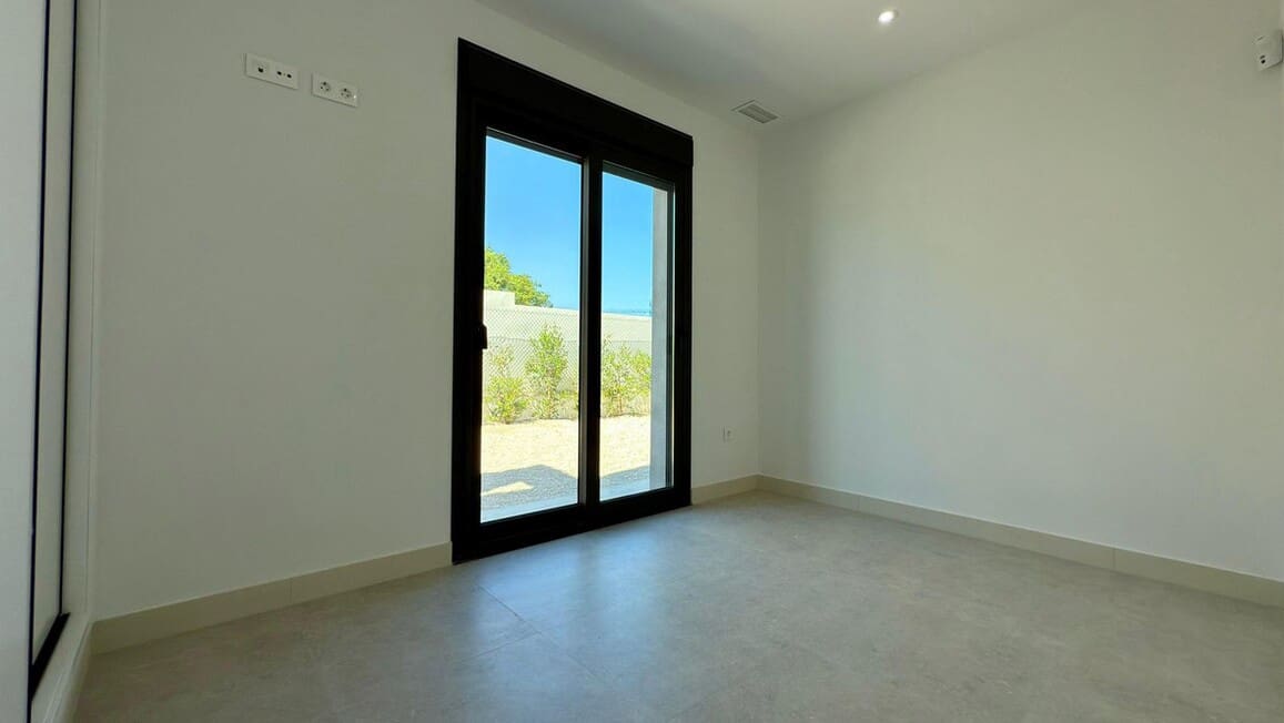 4 soverom Villa til salgs i Alicante by med svømmebasseng garasje - € 830 000 (Ref: 10172590)